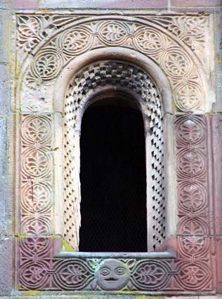 L'église abbatiale Saint-Etienne de Marmoutier : fenêtre nord de la partie centrale de l’étage surmontant le porche.