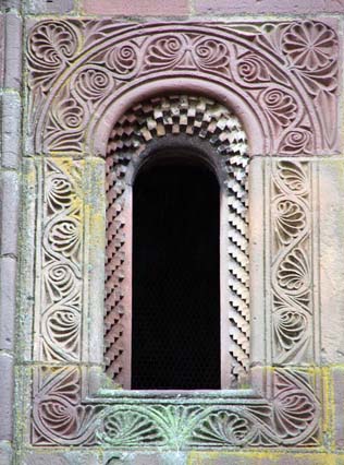 L'église abbatiale Saint-Etienne de Marmoutier : fenêtre sud de la partie centrale de l’étage surmontant le porche.