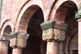 L'église abbatiale Saint-Etienne de Marmoutier : chapiteaux des colonnes du porche sur la façade occidentale.