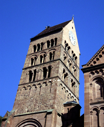 Gueberschwihr : la tour romane de l’église Saint-Pantaléon.