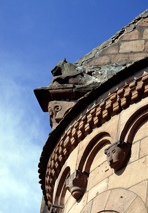 Saint-Jean-les-Saverne : l’église Saint-Jean-Baptiste. Détail de la corniche du chevet.