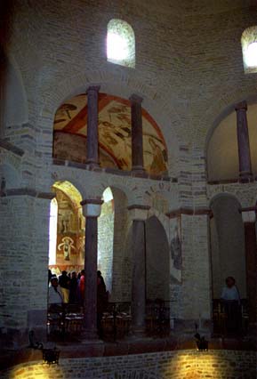 Saint-Pierre-et-Saint-Paul d'Ottmarsheim : arcade haute du déambulatoire formant la tribune. 