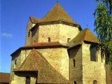 Saint-Pierre-et-Saint-Paul d'Ottmarsheim : vue du nord est sur la chapelle Sainte-Croix, la sacristie et le chœur (de gauche à droite). 