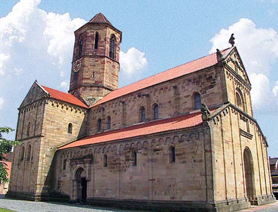 Eglise Saints-Pierre-et-Paul de Rosheim : vue générale, flanc nord de l’édifice et façade.