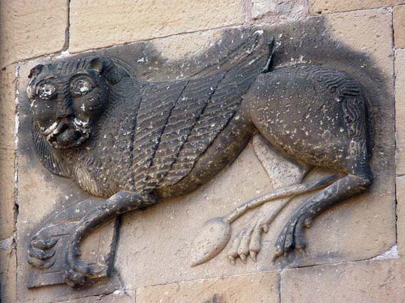 Eglise Saints-Pierre-et-Paul de Rosheim : détails du décor du chevet : le lion, symbole de l'évangéliste Marc.