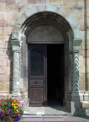 Eglise Saints-Pierre-et-Paul de Rosheim : éléments du décor sculpté de la façade.