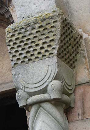 Eglise Saints-Pierre-et-Paul de Rosheim : acrotère sud du bas-côté de la façade.