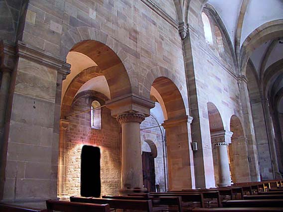 Eglise Saints-Pierre-et-Paul de Rosheim : le glacis et la base du clocher. 