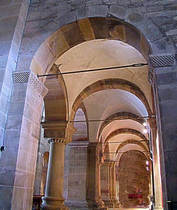 Eglise Saints-Pierre-et-Paul de Rosheim : un des deux marmousets du glacis à la base du clocher.