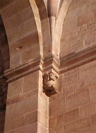 Eglise Saints-Pierre-et-Paul de Rosheim : détail des têtes de l’astragale de la colonne du bas-côté nord.