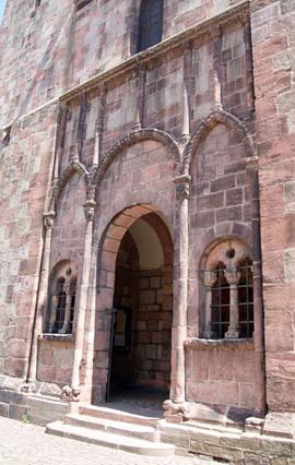 Sélestat, église Sainte-Foy : Le porche en façade occidentale. 