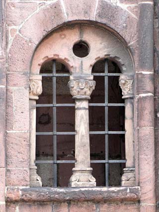 Sélestat, église Sainte-Foy : détail de la fenêtre géminée de droite de la façade occidentale.