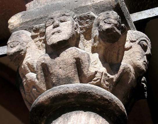 Sélestat, église Sainte-Foy : chapiteau de la fenêtre géminée de droite de la façade occidentale.