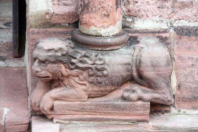 Sélestat, église Sainte-Foy : lion couché à la base de la colonne d’entrée du porche. 