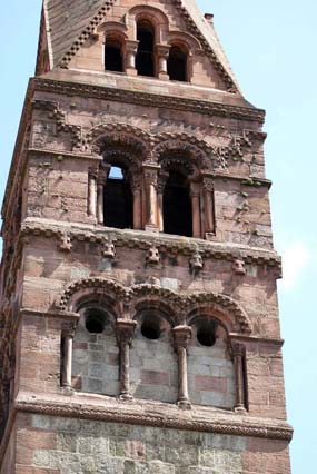 Sélestat, église Sainte-Foy : détail de la tour nord de la façade. 