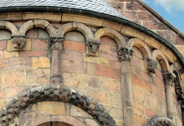 Sélestat, église Sainte-Foy : détail du décor de l’abside axiale, partie centrale-droite. 