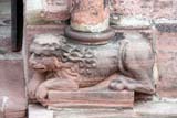 Sélestat, église Sainte-Foy : lion couché à la base de la colonne d’entrée du porche. 