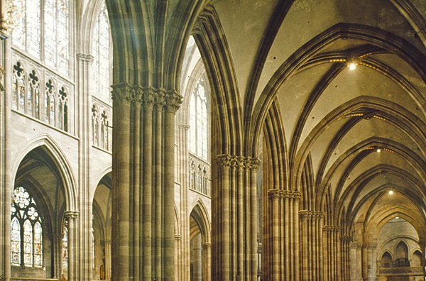 Vue du bas-côté sud vers le transept