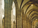 Vue du bas-côté sud vers le transept