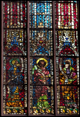 La chapelle Ste Catherine, 2e fenêtre de la chapelle depuis l’est, 1ère travée : saints Jacques le Mineur, Jean et Thomas (v. 1350)