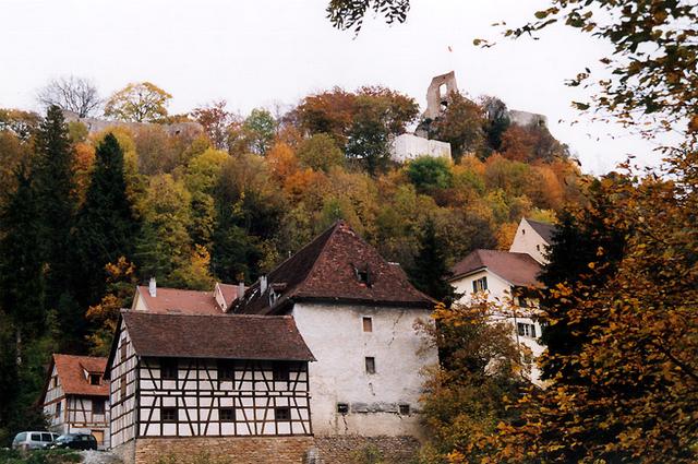 Ville médiévale dominée par le château