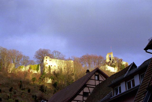 Vues du château depuis la route de Lucelle