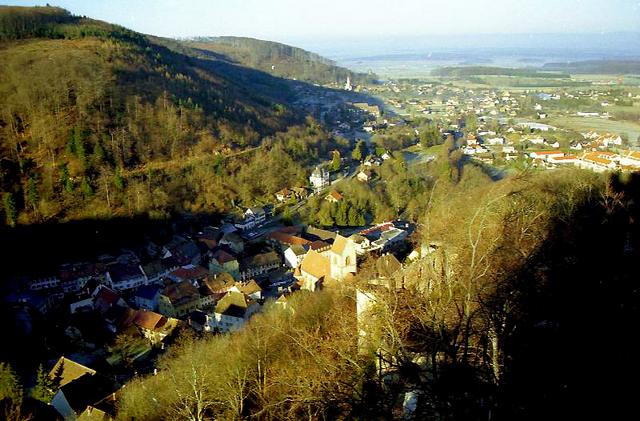 Vue sur la cluse depuis le logis du château supérieur 