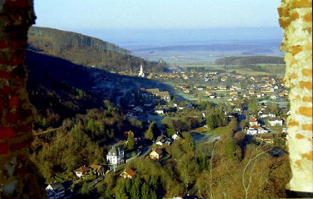 Vue sur la cluse depuis le logis du château supérieur 