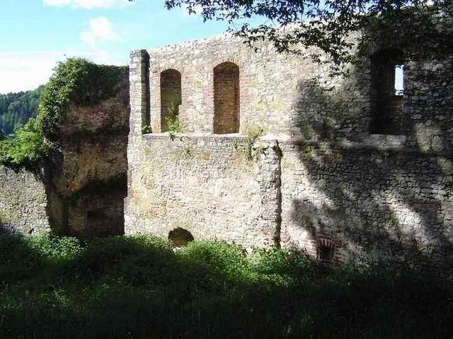 Château bas : courtine et tourelle