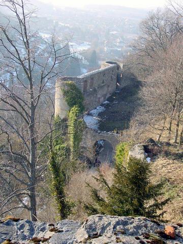 Château supérieur : courtine et porte haute