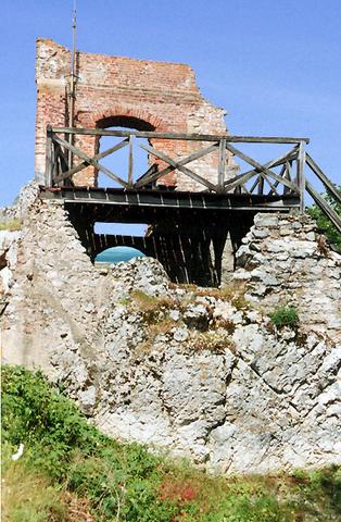 Vue sur le rocher portant le logis du bailli, dans sa partie arrière