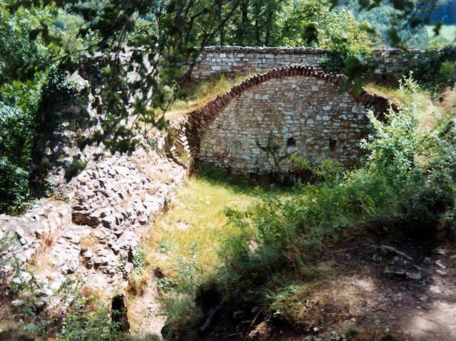 Château supérieur : communs et citerne 