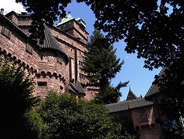 Logis seigneurial et grande entrée depuis le sud-ouest 