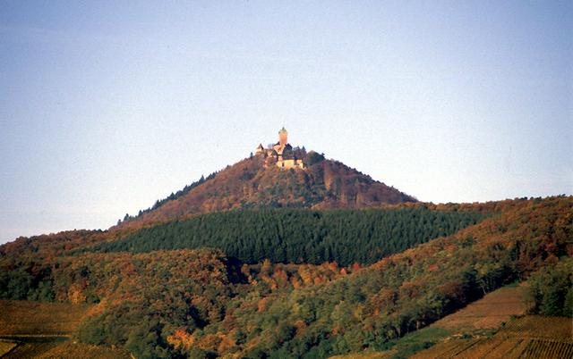 Le Haut-Koenigsbourg sur sa montagne pyramide