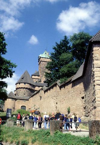 Accès à l’entrée du château