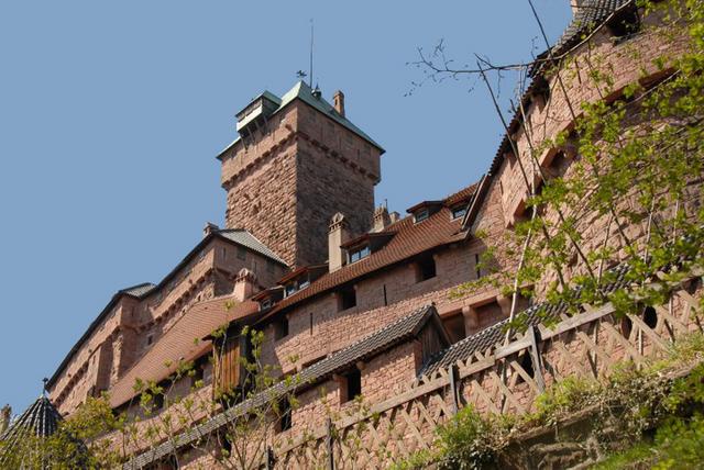 Ensemble donjon-château supérieur vu depuis l’avant-château 