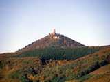 Le Haut-Koenigsbourg sur sa montagne pyramide