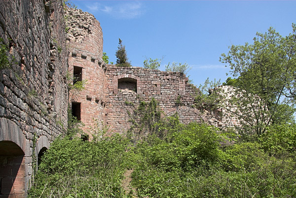 Partie gothique du château - tour d'angle ronde