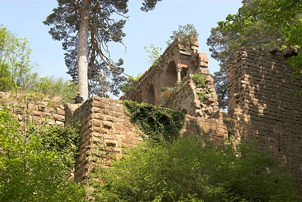 Palas - vue depuis l'extérieur du mur d'enceinte