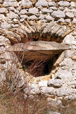 Ouverture dans le mur de la courtine