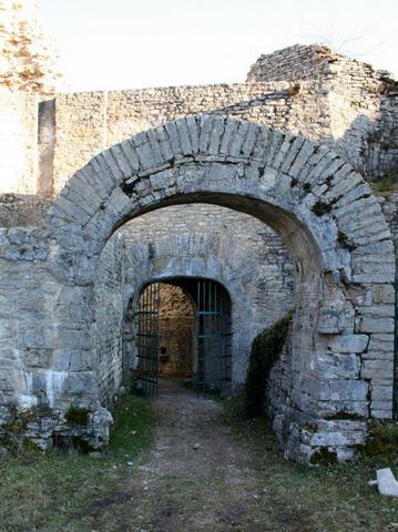 Vestibule voûté et barbacane d’entrée