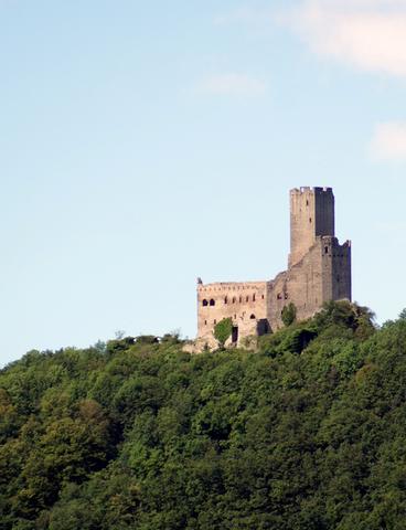 Vue depuis le village de Dieffenthal sur le flanc est du château