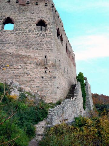 Vue depuis la basse-cour sur la rampe d’accès au bastion d’entrée