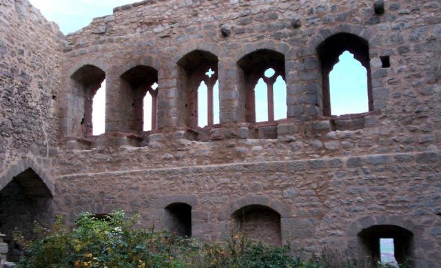 Logis seigneurial - salle seigneuriale : fenêtres gothiques