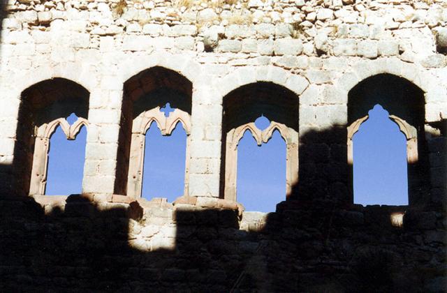 Logis seigneurial - salle seigneuriale : fenêtres gothiques