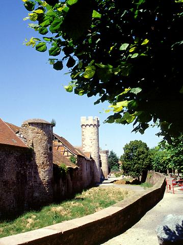 Obernai : rempart extérieur avec tour à gorge ouverte et fossé