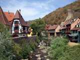 Kaysersberg : vue sur la ville, la Weiss et une partie des remparts