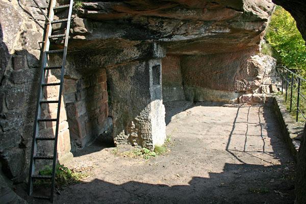 Grand Wasigenstein : grande salle semi-troglodytique 