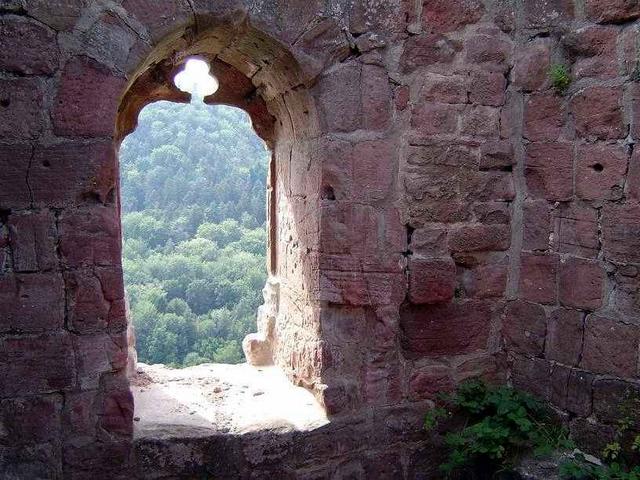 Nouveau Wasigenstein : tour-logis - fenêtre gothique trilobée  