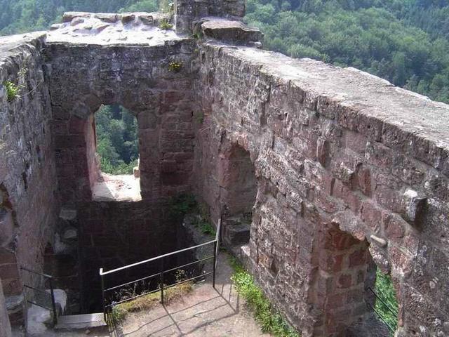 Nouveau Wasigenstein : tour-logis - fenêtre gothique trilobée  